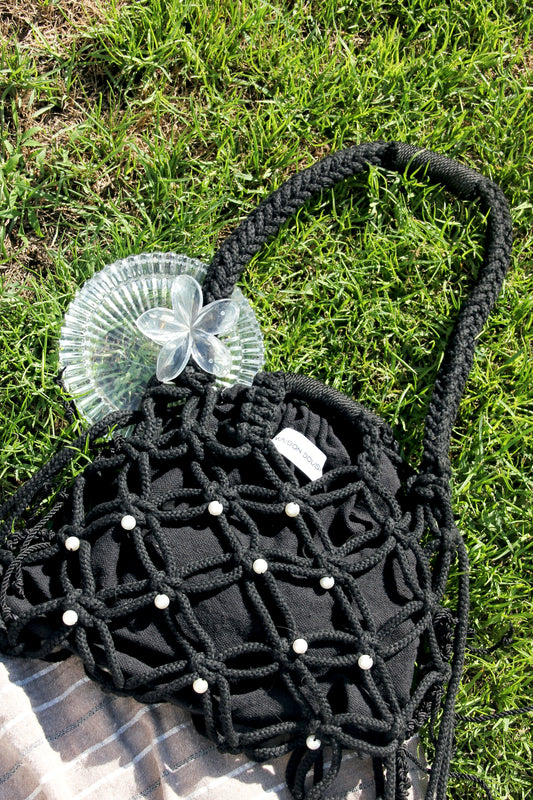 Maxi Mākra in black & pearls