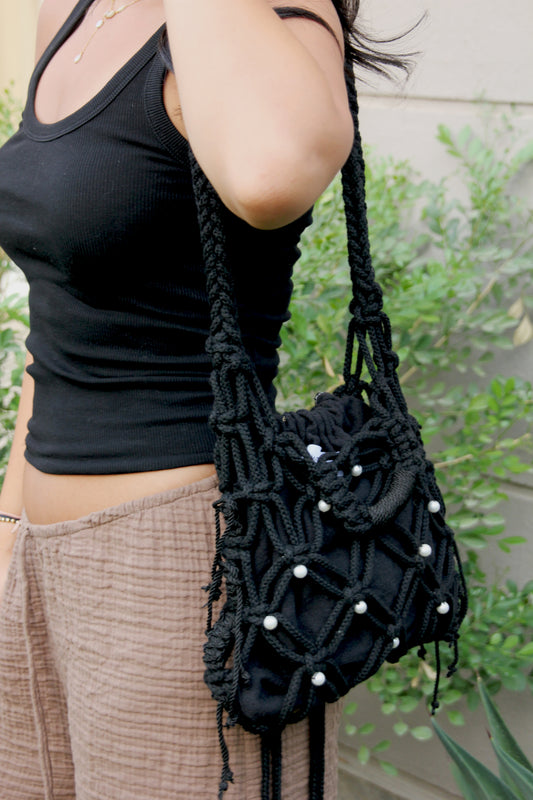 Maxi Mākra in black & pearls